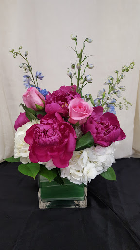 Florist «Foti Flowers At Yuess Gardens», reviews and photos, 406 3rd St, Newburgh, NY 12550, USA