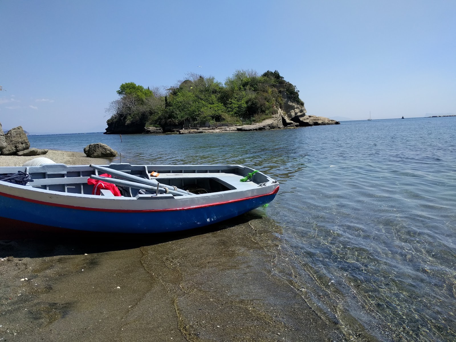 Foto van Spiaggia dello Schiacchetello met blauw puur water oppervlakte