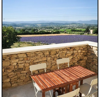 Gîte Mas St Victor : Location gite de charme avec terrasse, vue sur les champs de lavande et le Mont Ventoux, situé à Bonnieux dans le Luberon Vaucluse, Provence-Alpes-Côtes-d’Azur | Exploitation de Miel et Lavande à Bonnieux