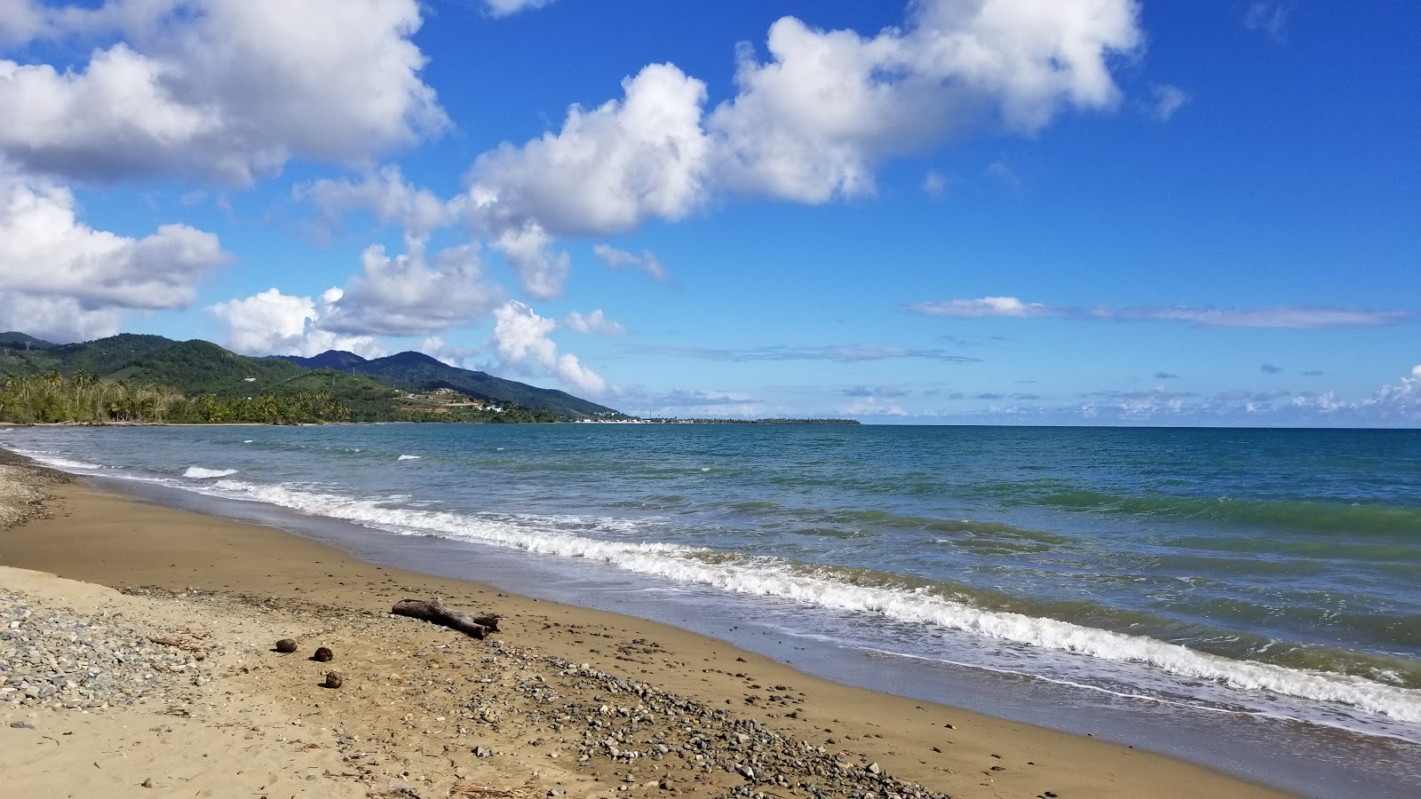 Foto de Playa Mar Del Sur con arena gris y guijarros superficie