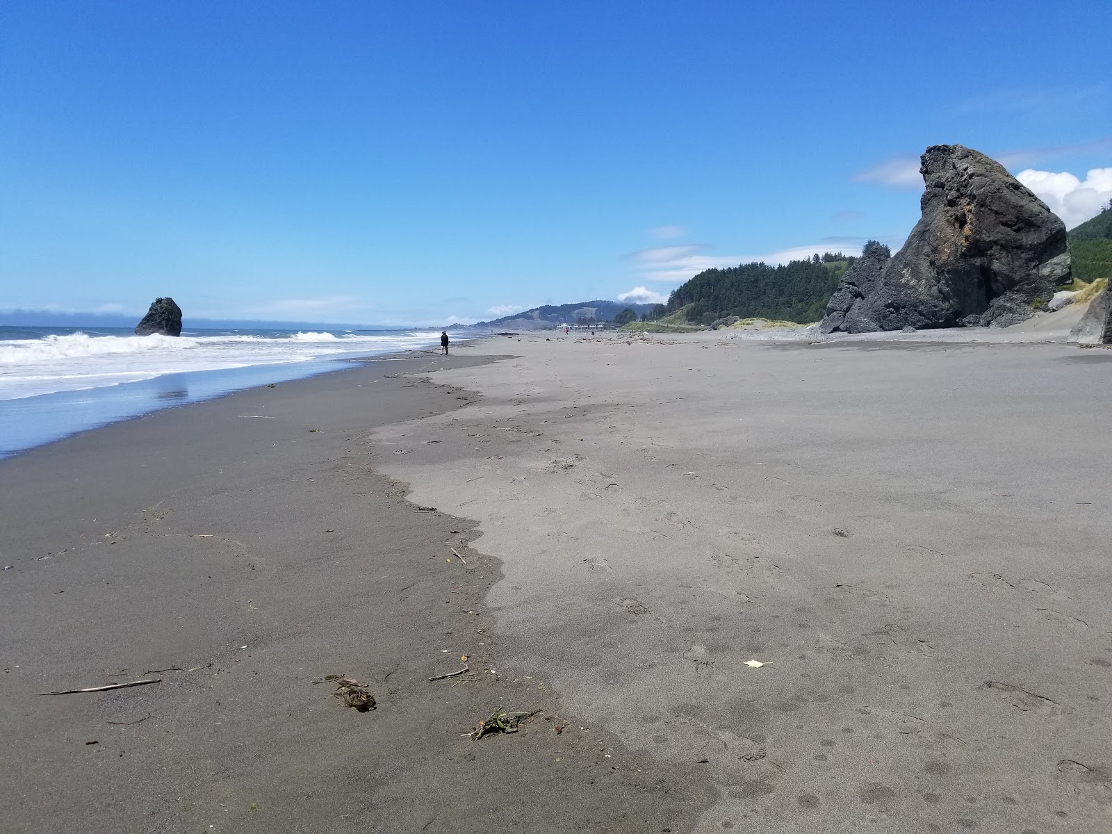 Foto de Kissing Rock com areia cinza superfície