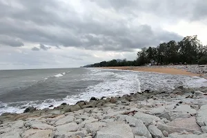 Pantai Teluk Lipat image