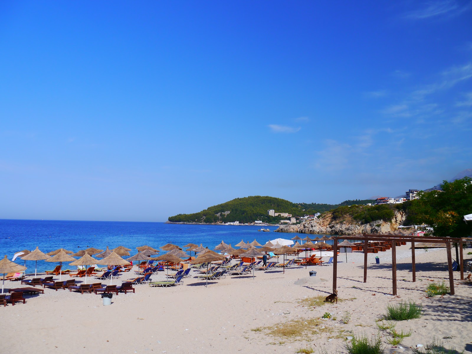 Foto von Prinos beach von Klippen umgeben