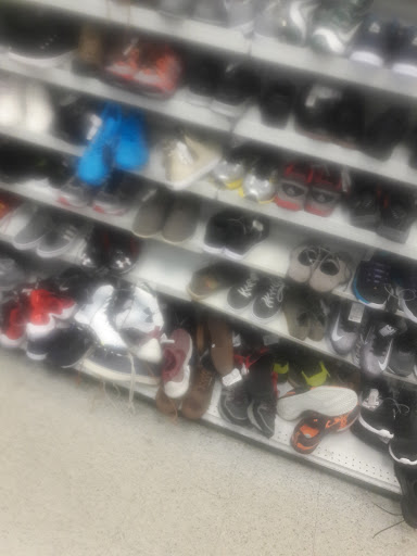 Clothing Store «Ross Dress for Less», reviews and photos, 921 E Commercial Blvd, Oakland Park, FL 33334, USA