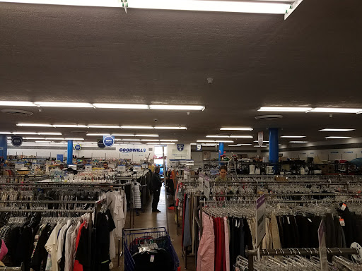 Thrift Store «7th Ave & Indian School Melrose Goodwill Retail Store & DonationC enter», reviews and photos, 725 W Indian School Rd, Phoenix, AZ 85013, USA