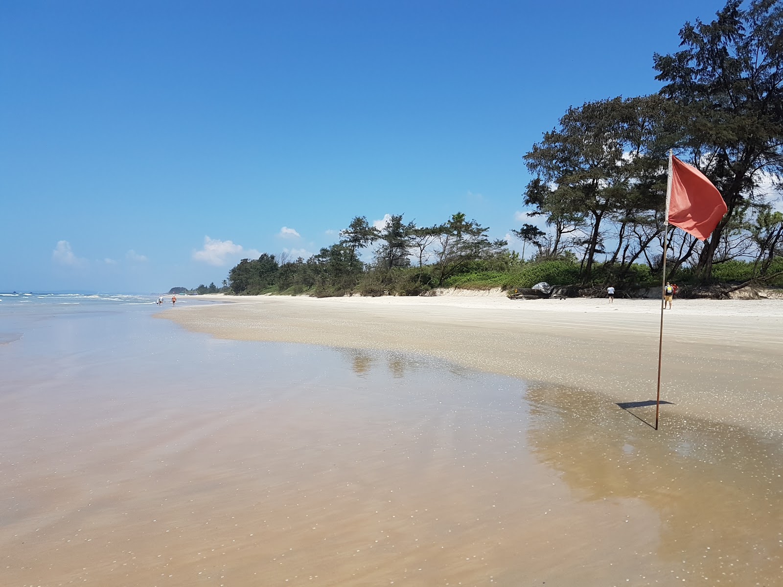 Foto di Varca Beach con una superficie del sabbia luminosa