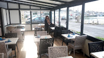 Atmosphère du Restaurant de fruits de mer La Criée du Tomahawk à Saint-Vaast-la-Hougue - n°1