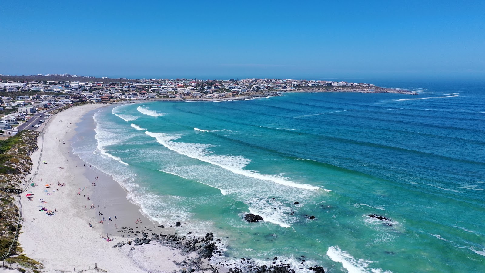 West coast beach II'in fotoğrafı uçurumlarla desteklenmiş