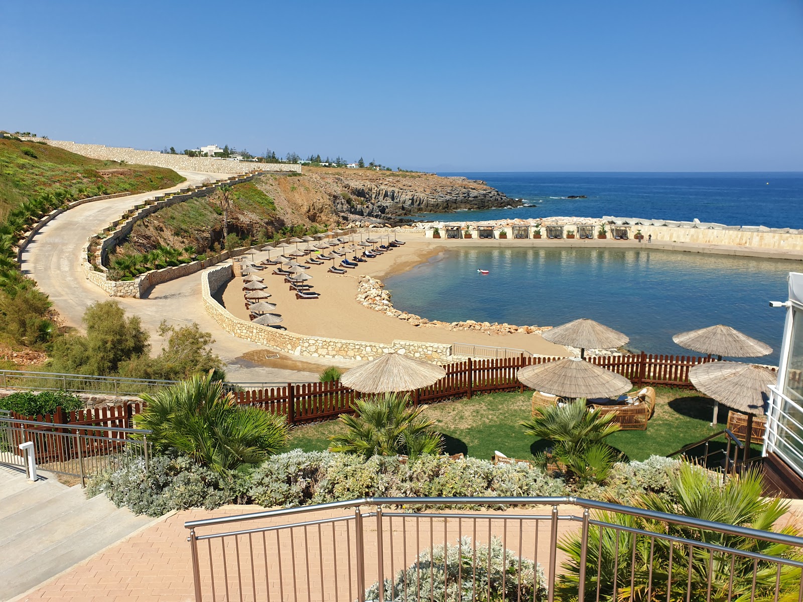 Lavris beach'in fotoğrafı geniş ile birlikte