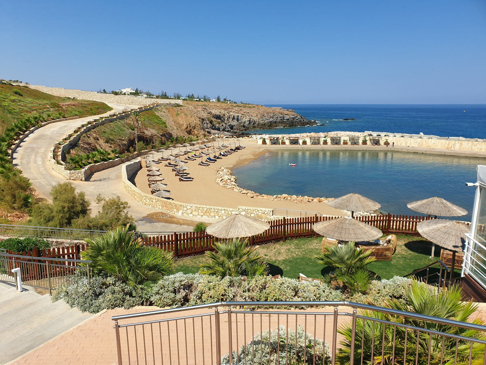 Foto von Lavris beach mit reines grünes wasser Oberfläche