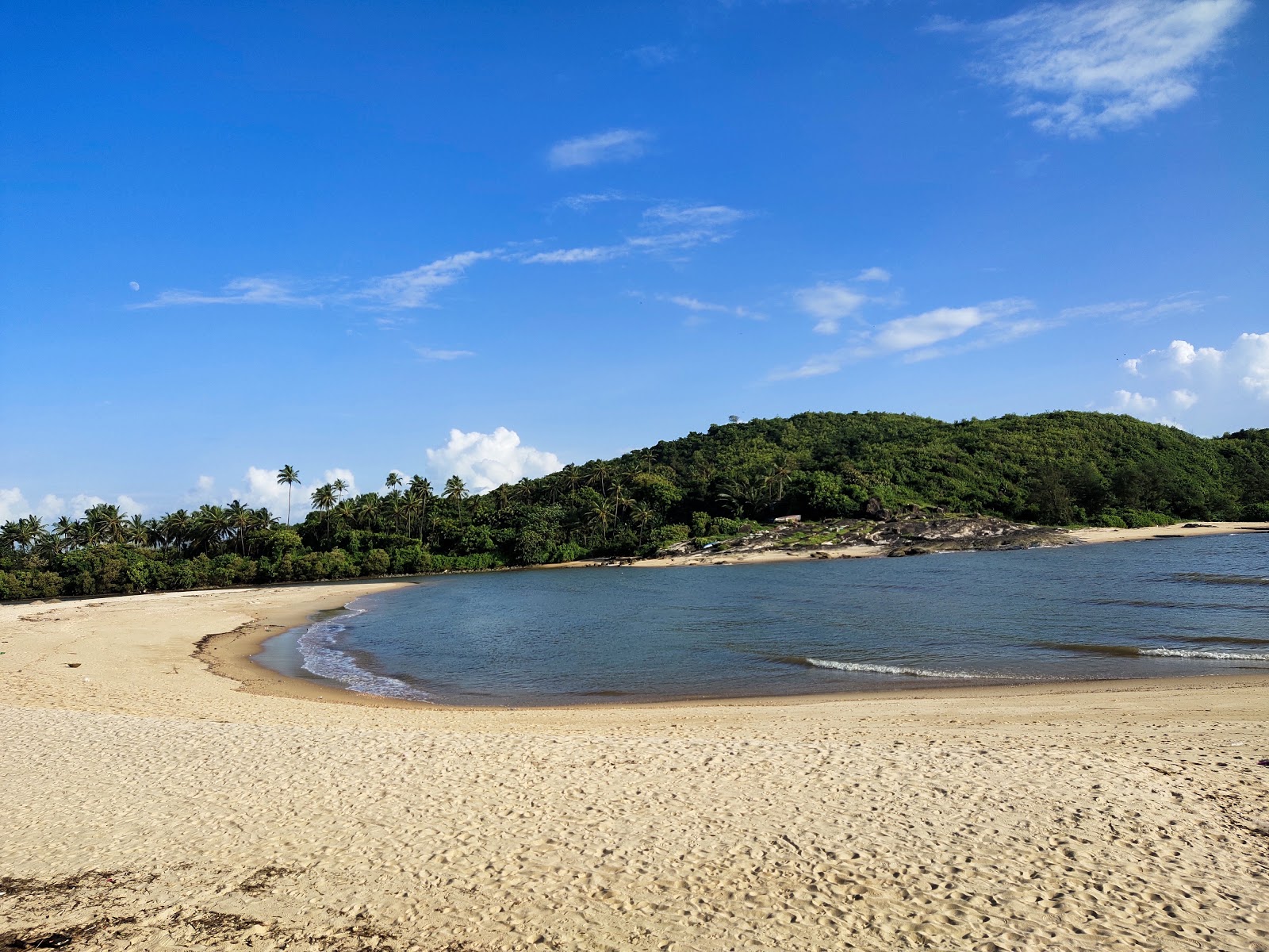 Fotografija Keni Beach z svetel pesek površino