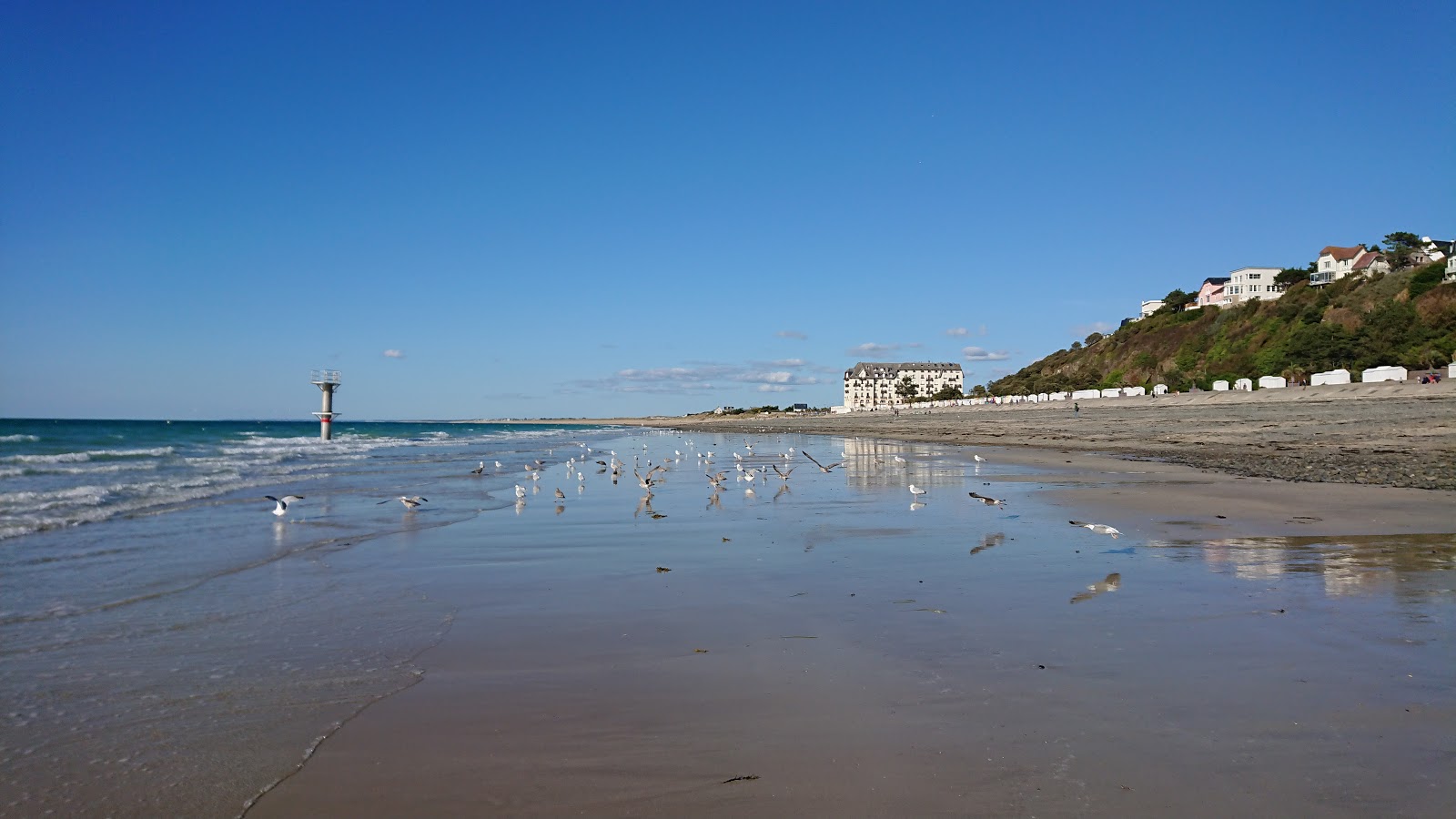 Fotografie cu Plage de Donville-les-Bains cu drept și lung