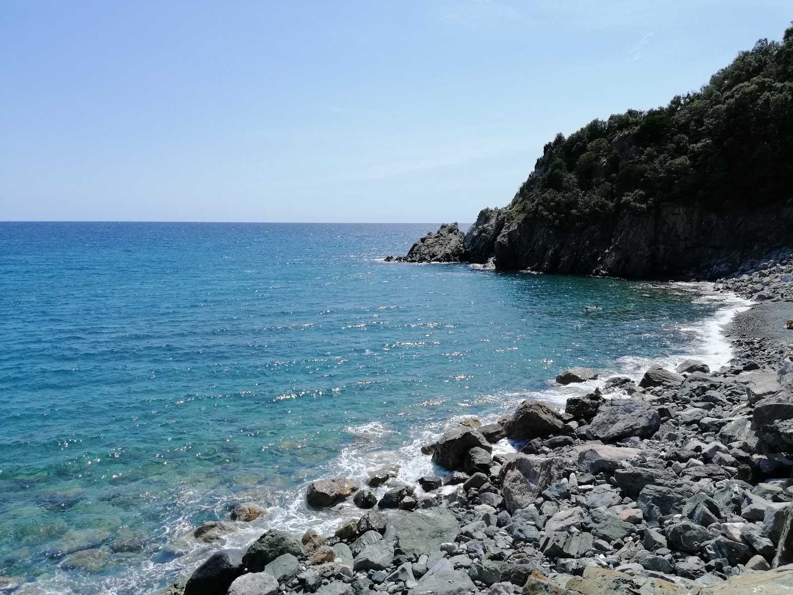 Fotografie cu Punta Bella beach cu o suprafață de apă pură albastră