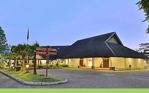 Grand Whiz Hotel Trawas Mojokerto image