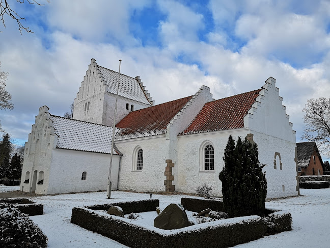 Anmeldelser af Hyllested Kirke i Ebeltoft - Kirke