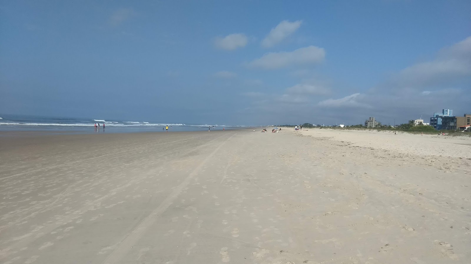 Foto von Strand Balneario Santa Terezinha mit feiner beiger sand Oberfläche