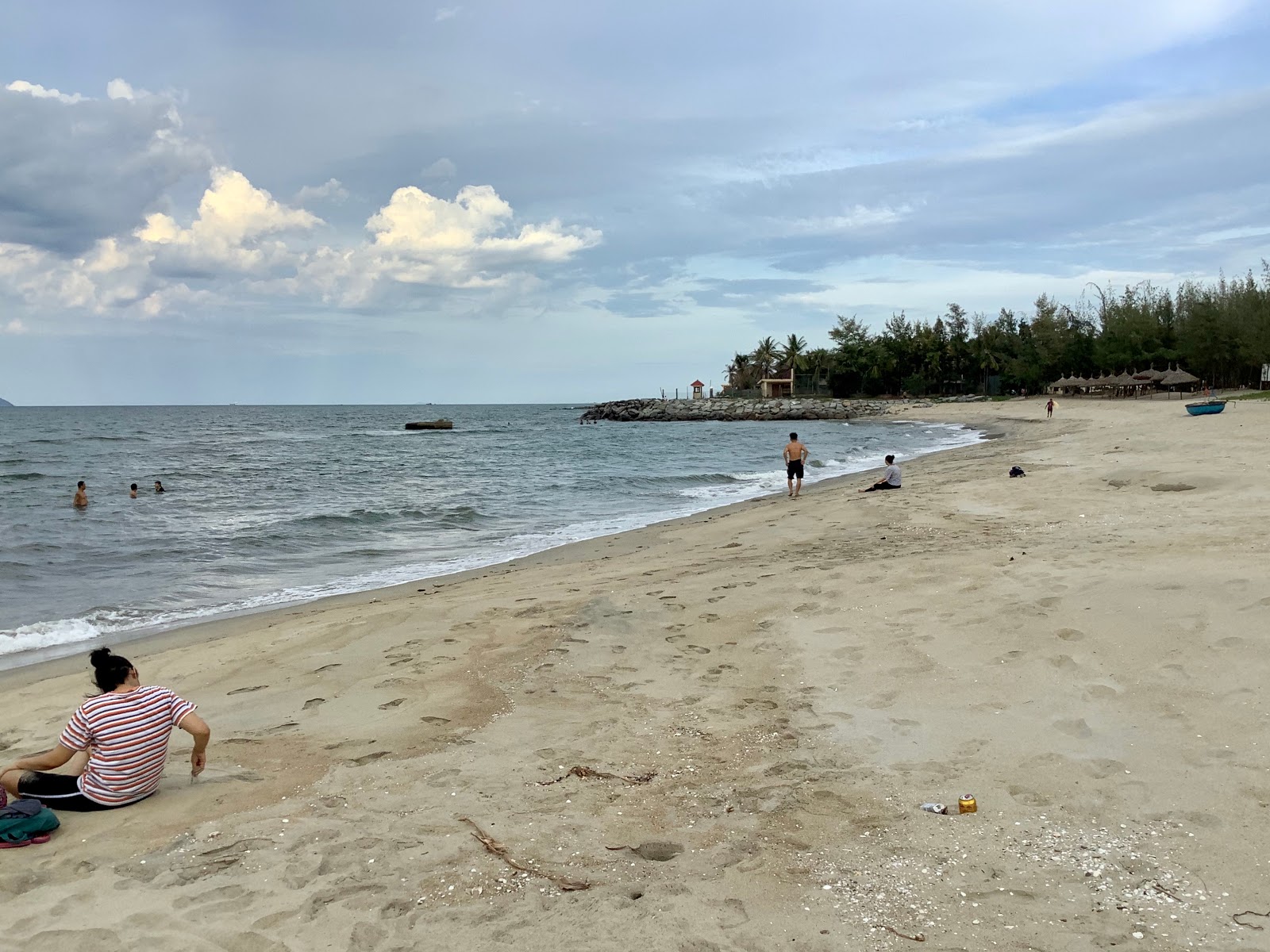 Φωτογραφία του Cua Dai Beach με φωτεινή λεπτή άμμο επιφάνεια