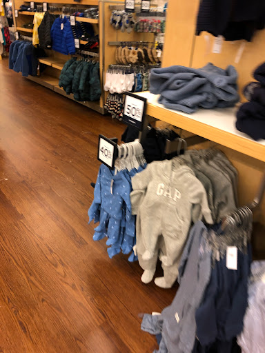 Clothing Store «Gap Outlet», reviews and photos, 100 Premium Outlets Blvd #100, Hagerstown, MD 21740, USA