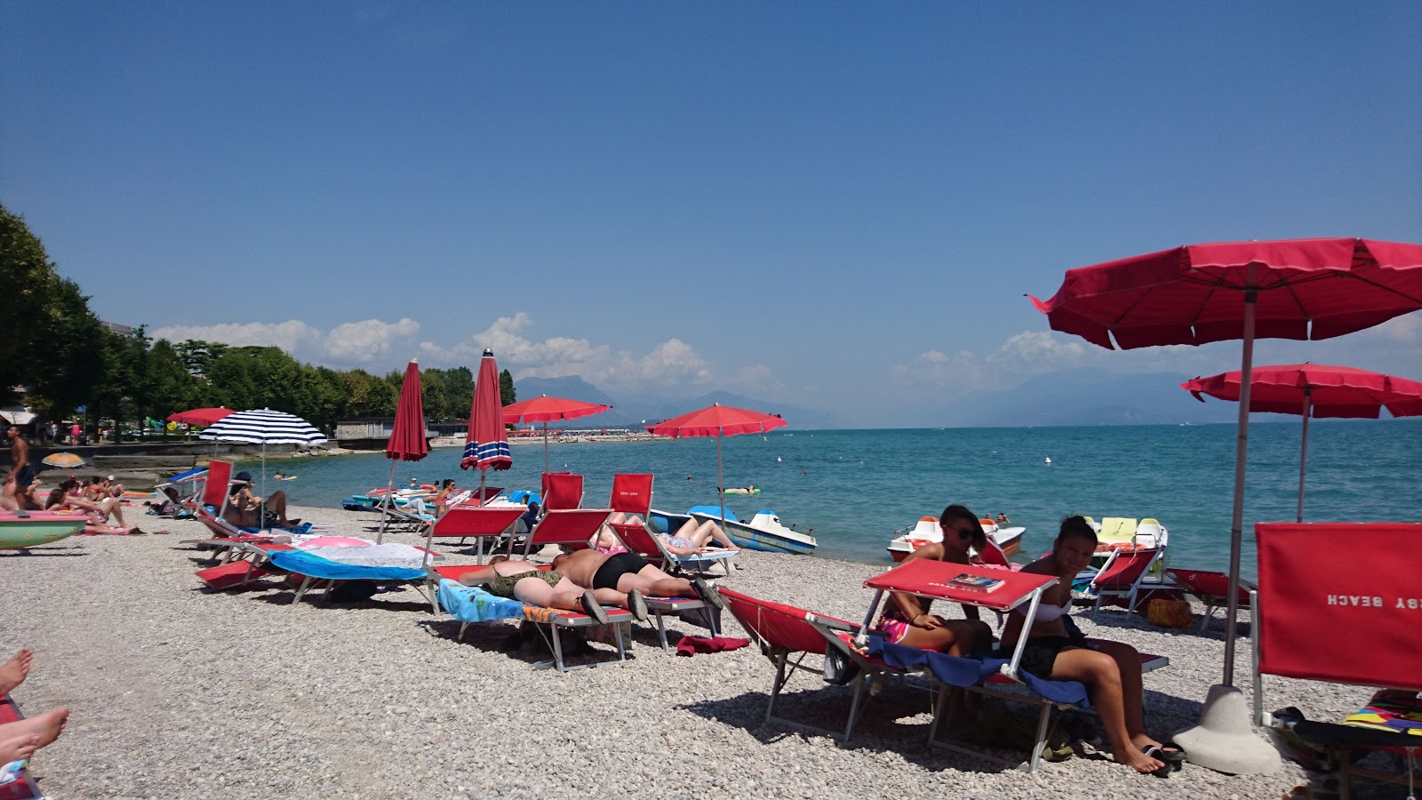 Foto av Feltrinelli Beach med en rak kustlinje