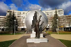 Памятник «Первопроходцам атомной энергетики» image