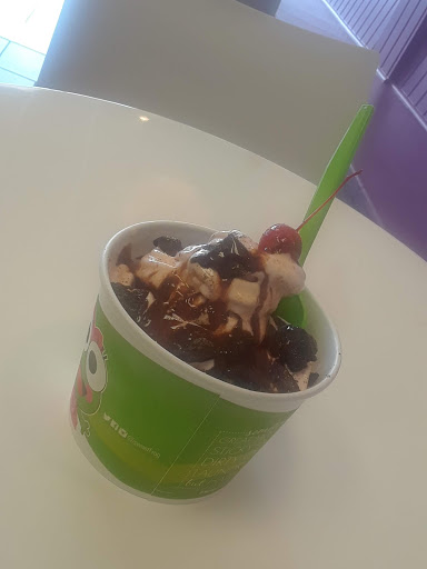 Frozen Yogurt Shop «sweetFrog Premium Frozen Yogurt», reviews and photos, 3911 Union Deposit Rd, Harrisburg, PA 17109, USA