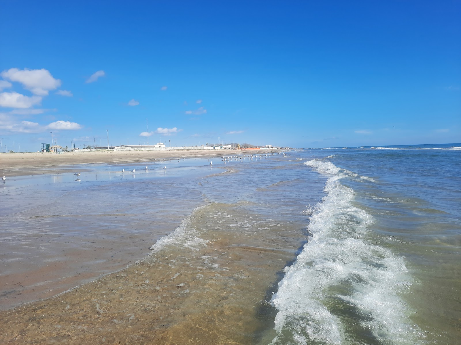 Photo de Playa Costa Azul avec sable lumineux de surface