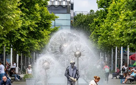 Pusteblumenbrunnen Prager Straße image