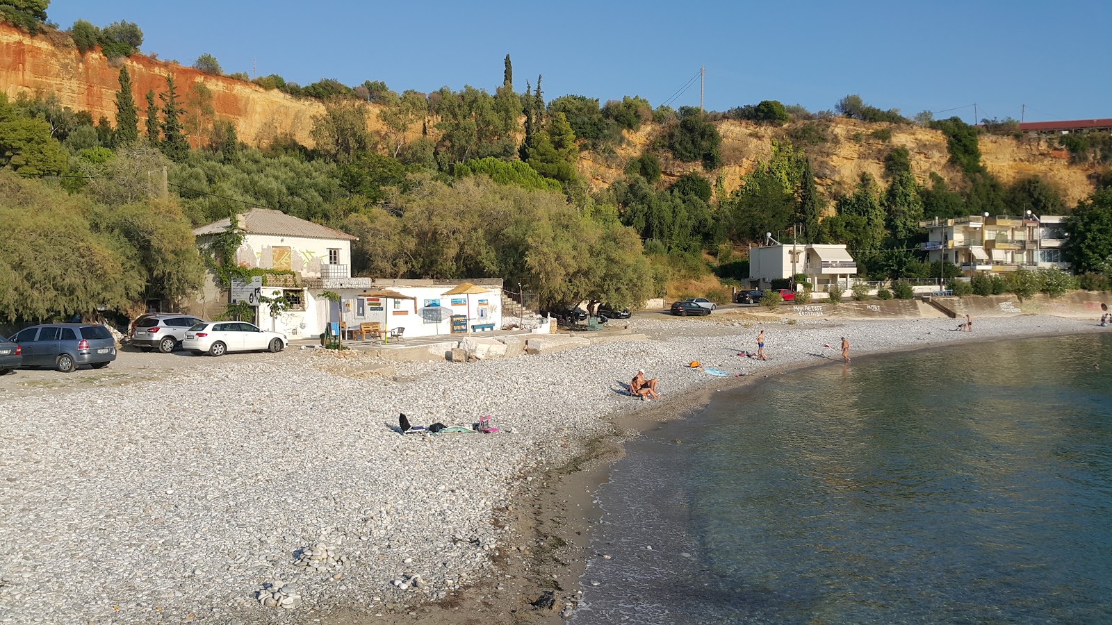 Photo de Paralia Akrogiali avec l'eau cristalline de surface