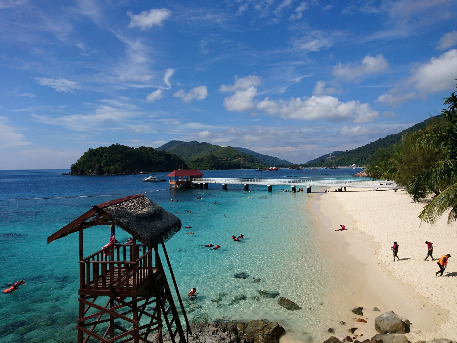 Fotografie cu Plaja Kuala Terengganu cu o suprafață de nisip alb