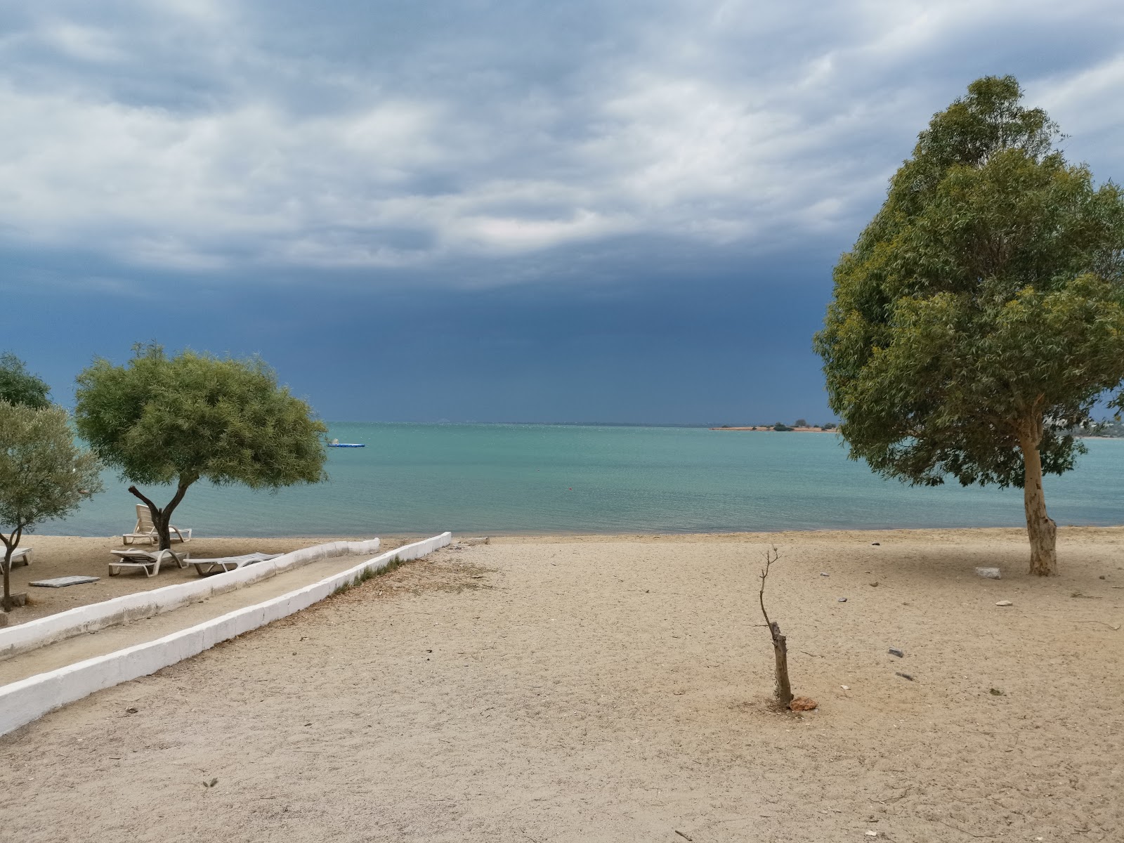 Fotografie cu Kerem beach cu o suprafață de nisip beige și pietricele