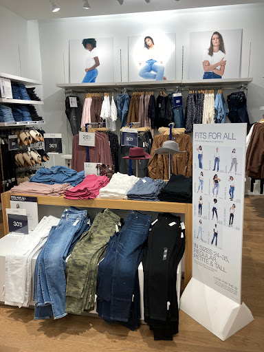 Clothing Store «Gap», reviews and photos, 3416 N Southport Ave, Chicago, IL 60657, USA