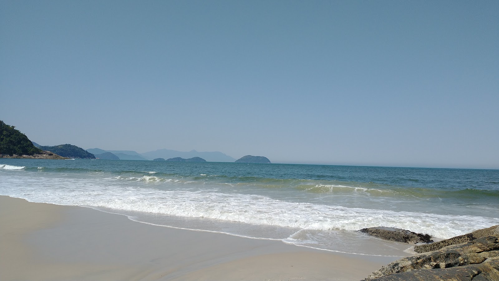 伊塔瓜海滩的照片 带有碧绿色水表面