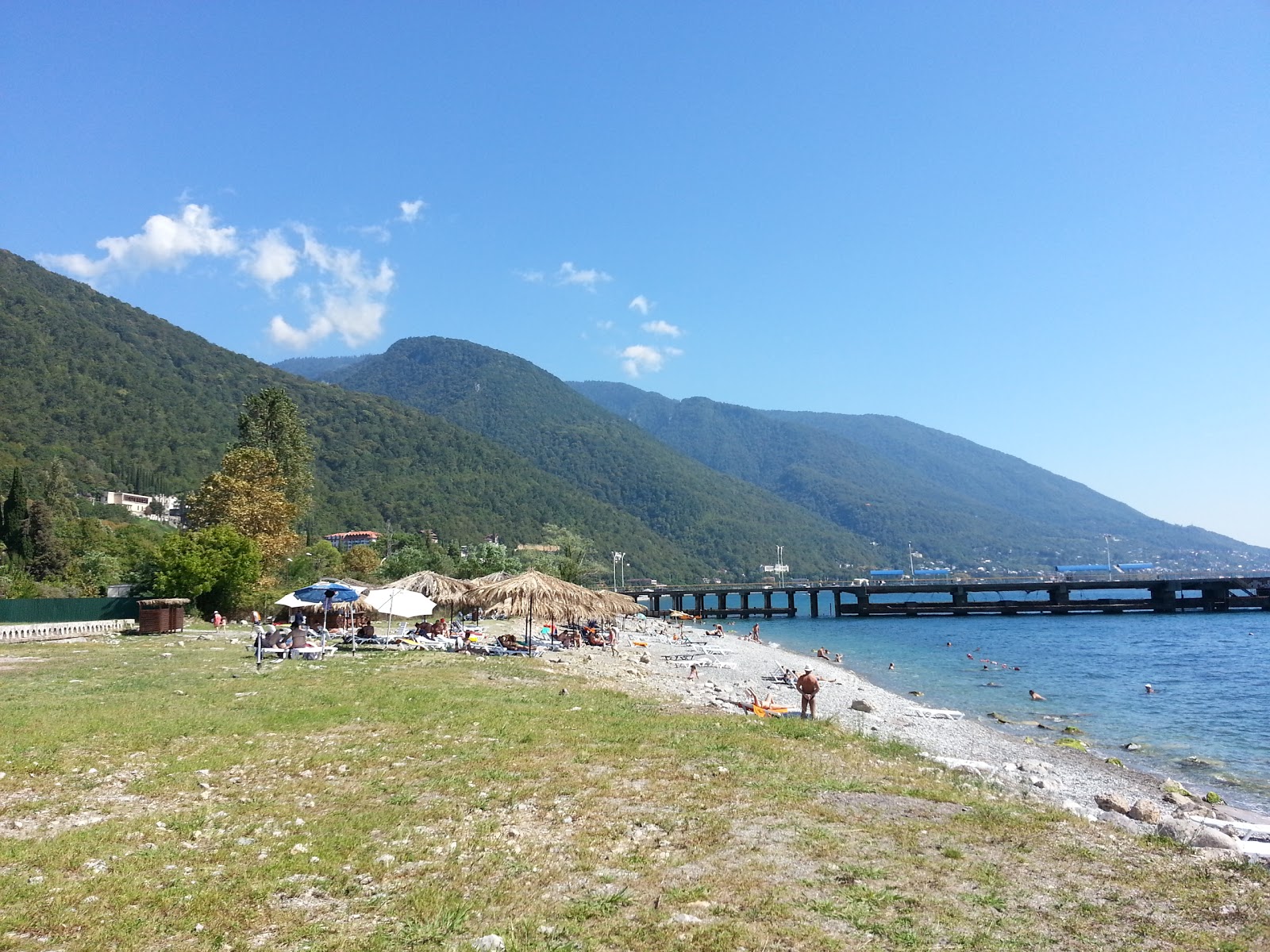 Foto di Gagra beach II con una superficie del sabbia con ciottolame