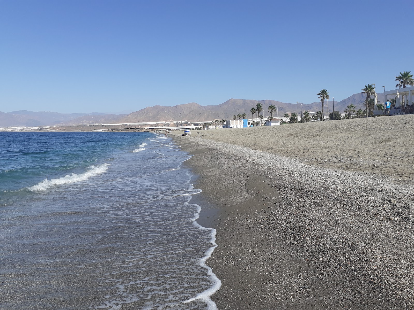 Foto av Playa Balerma med blått vatten yta