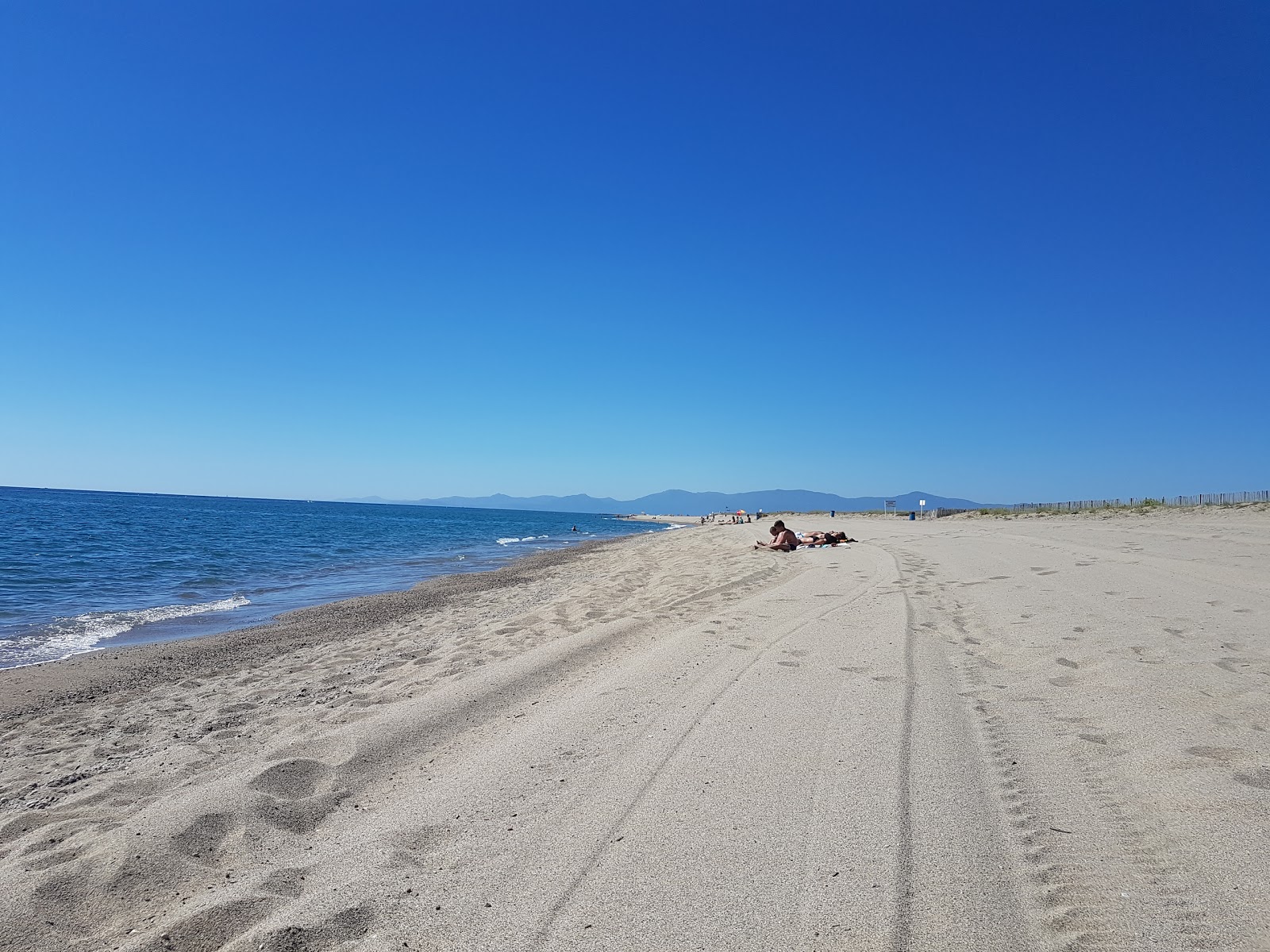 Fotografie cu La Baraquette beach cu o suprafață de apa pură turcoaz