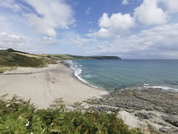 Pendower Beach'in fotoğrafı geniş bir kıyı şeridi ile birlikte