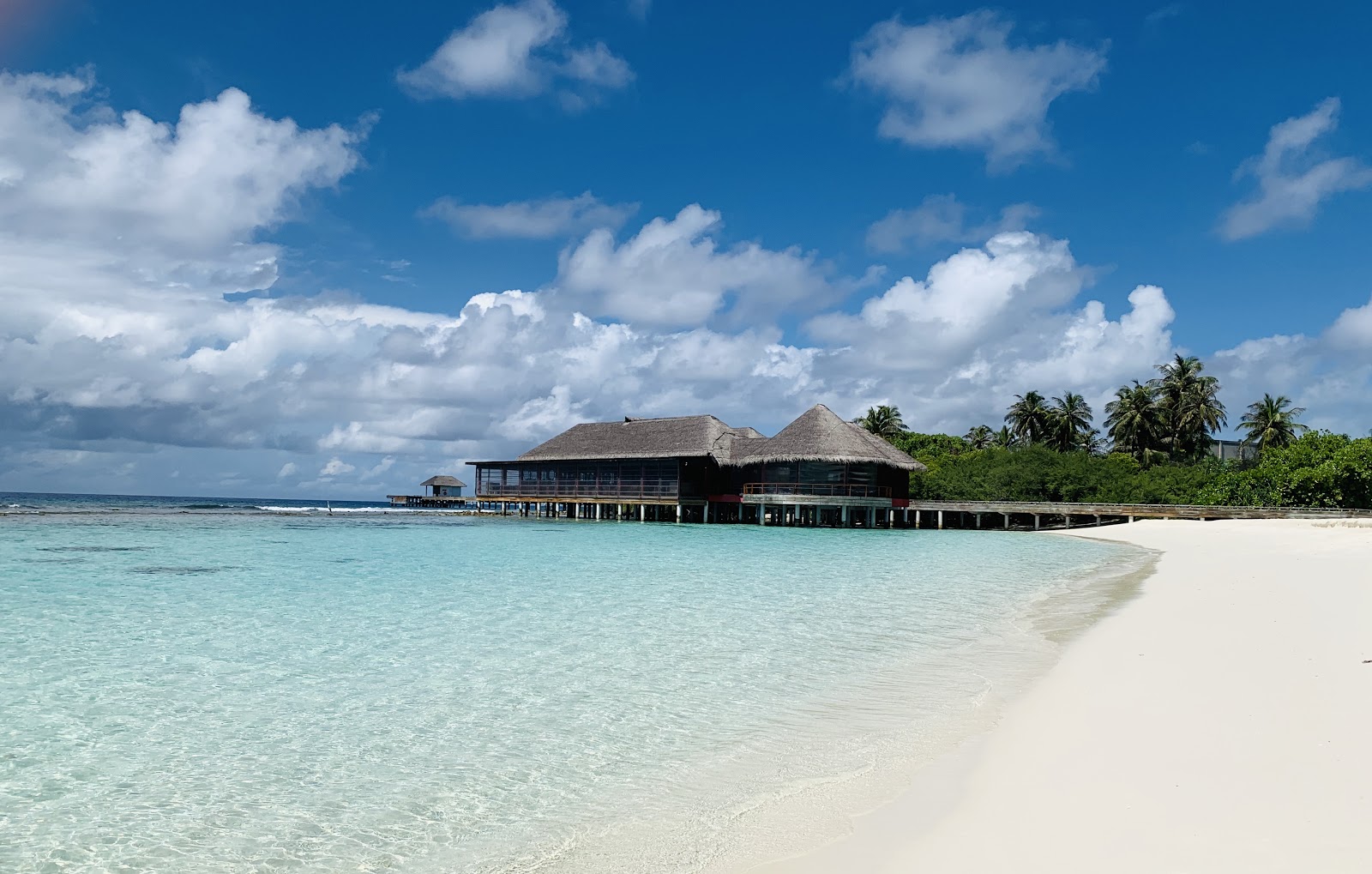 Foto di Spiaggia di Kanifushi con costa lunga e dritta