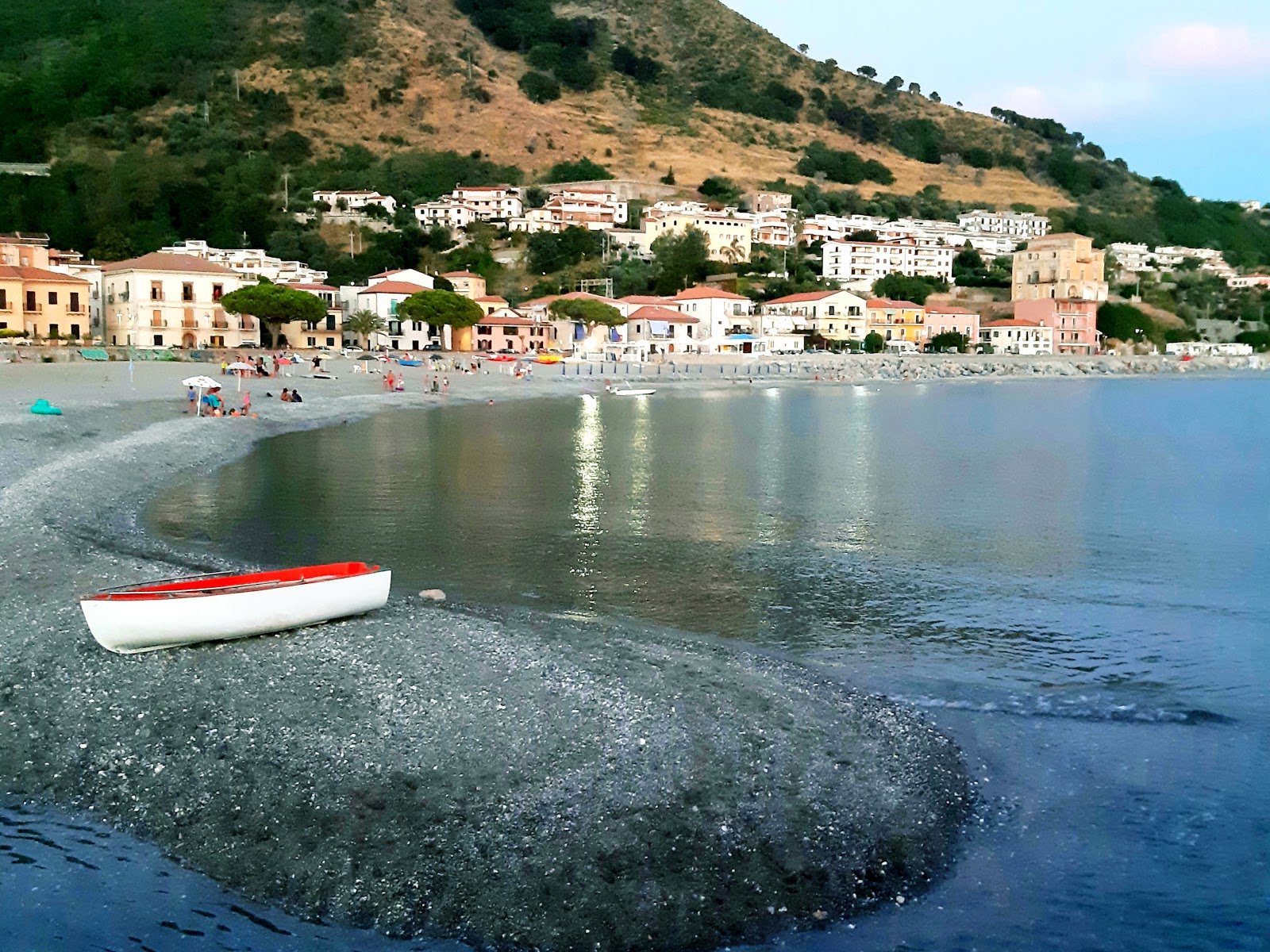 Photo de Cittadella del Capo beach avec sable gris de surface