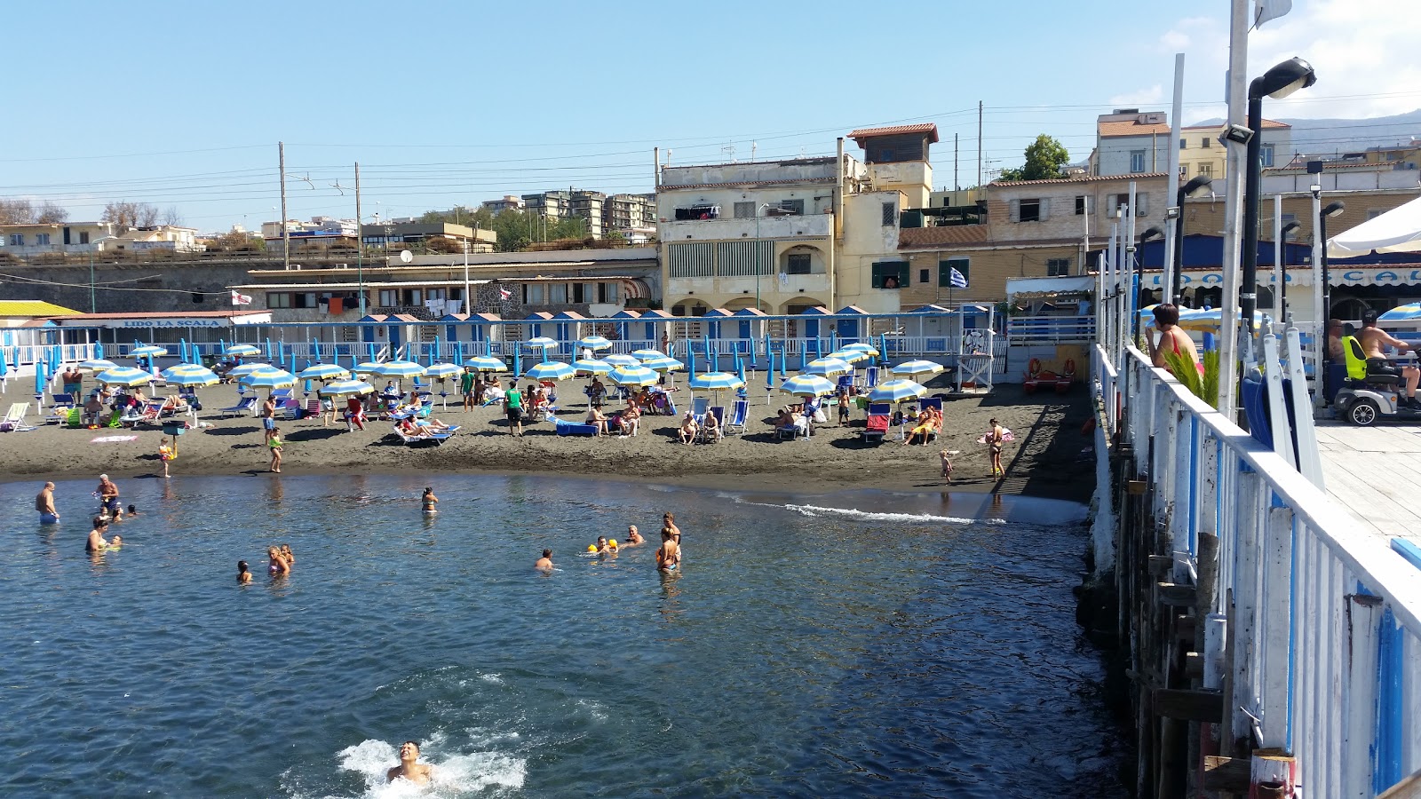 Fotografie cu Spiaggia di via Calastro cu nivelul de curățenie in medie