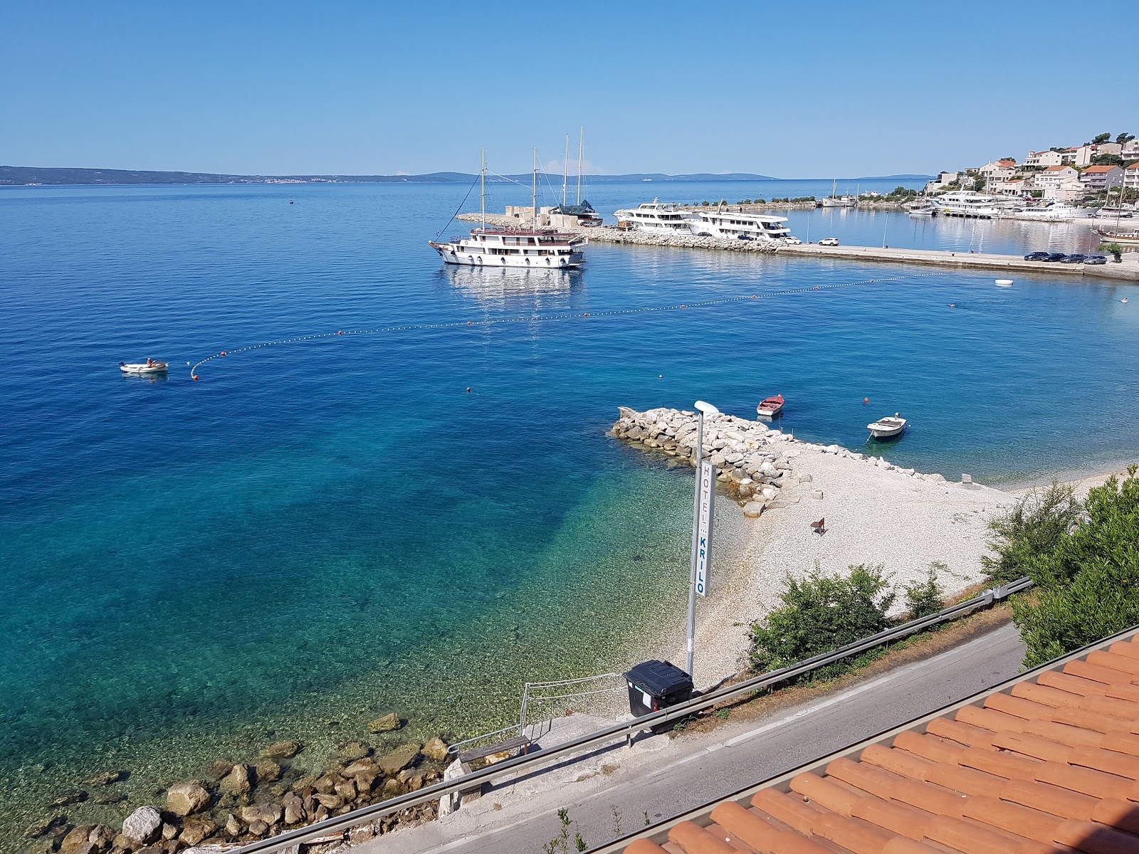 Foto di Krilo beach con una superficie del acqua cristallina