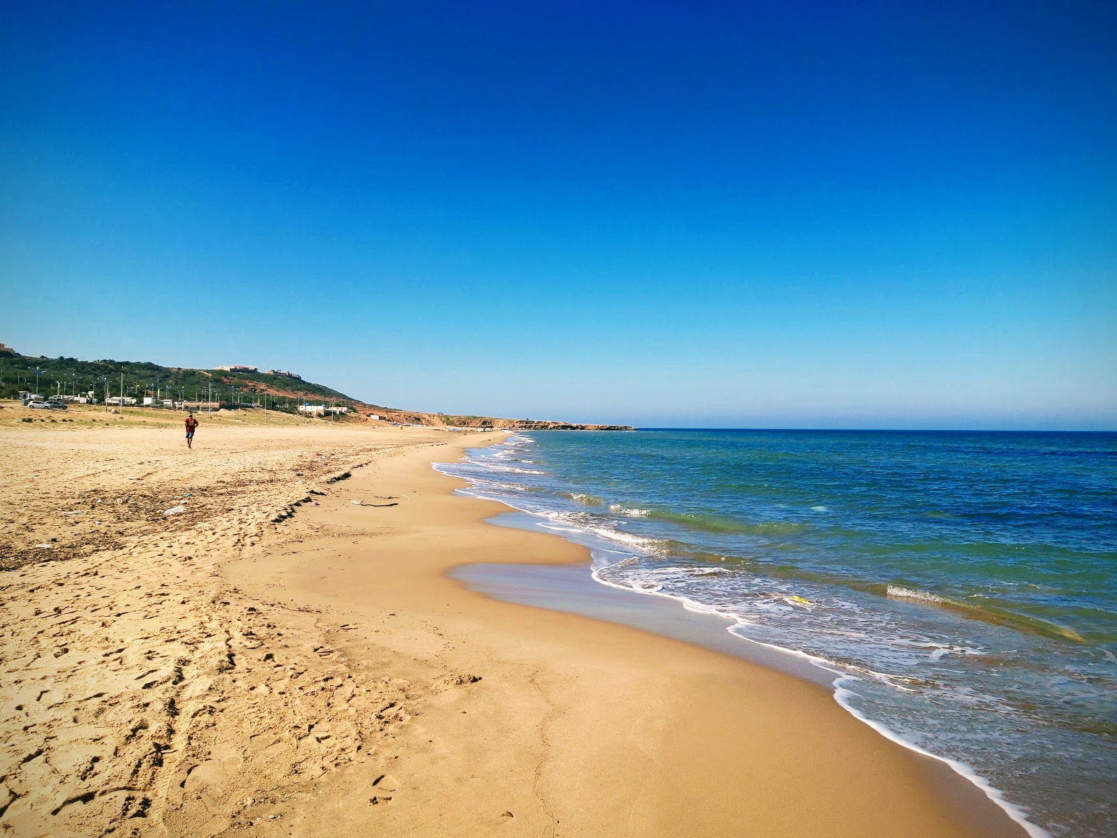 Foto von Plage Ouled Boughalem mit feiner beiger sand Oberfläche