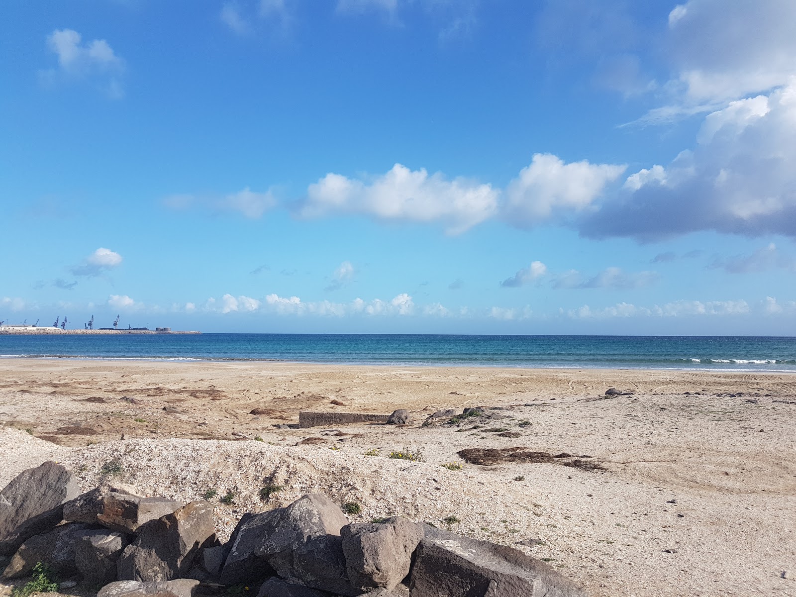 Valokuva Plage Boukhanaista. mukavuudet alueella