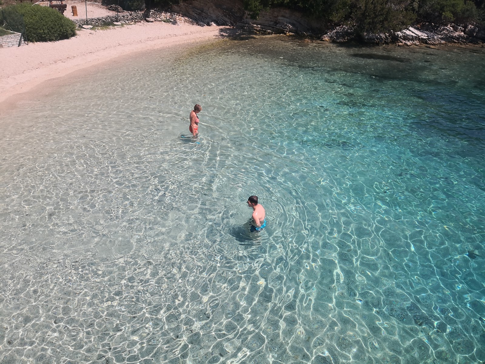 Jacqueline Kennedy Beach'in fotoğrafı uçurumlarla desteklenmiş