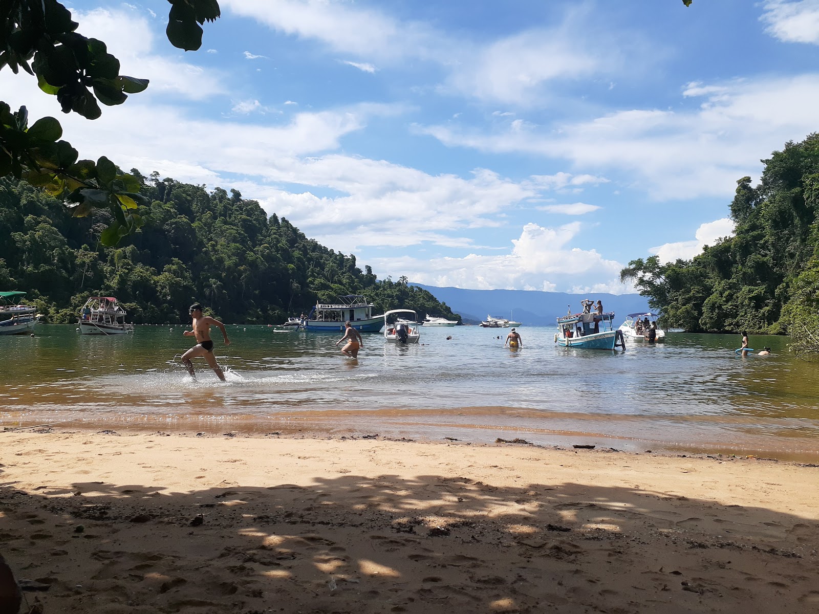 Foto di Spiaggia di Jurumirim circondato da montagne