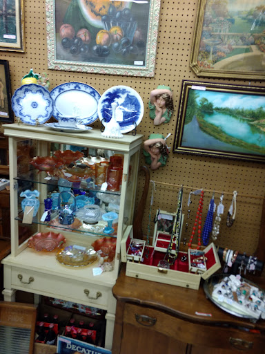 Antique Store «National Road Antique Mall», reviews and photos, 39 W Main St, Cambridge City, IN 47327, USA