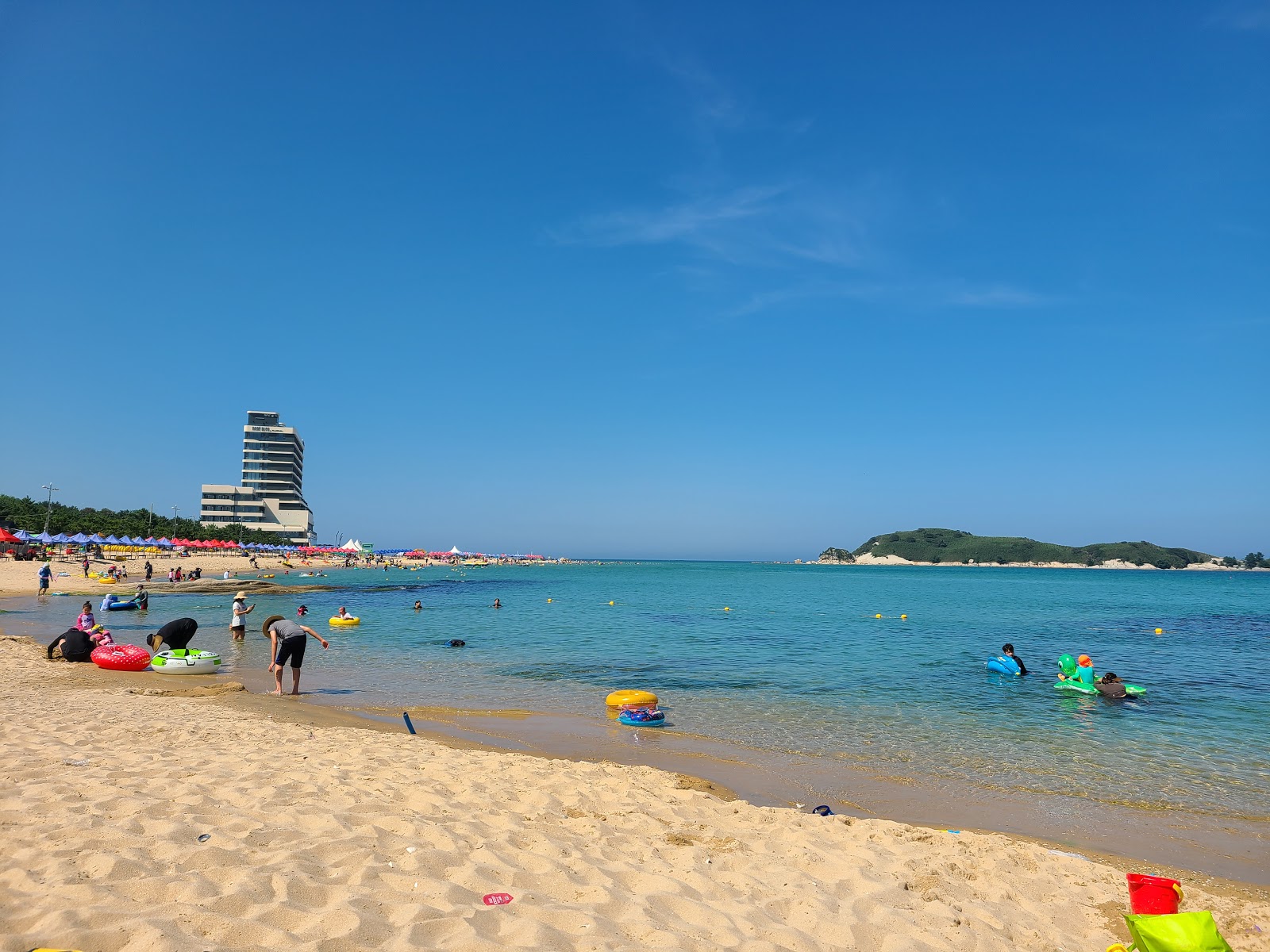 Songjiho Beach的照片 带有明亮的沙子表面