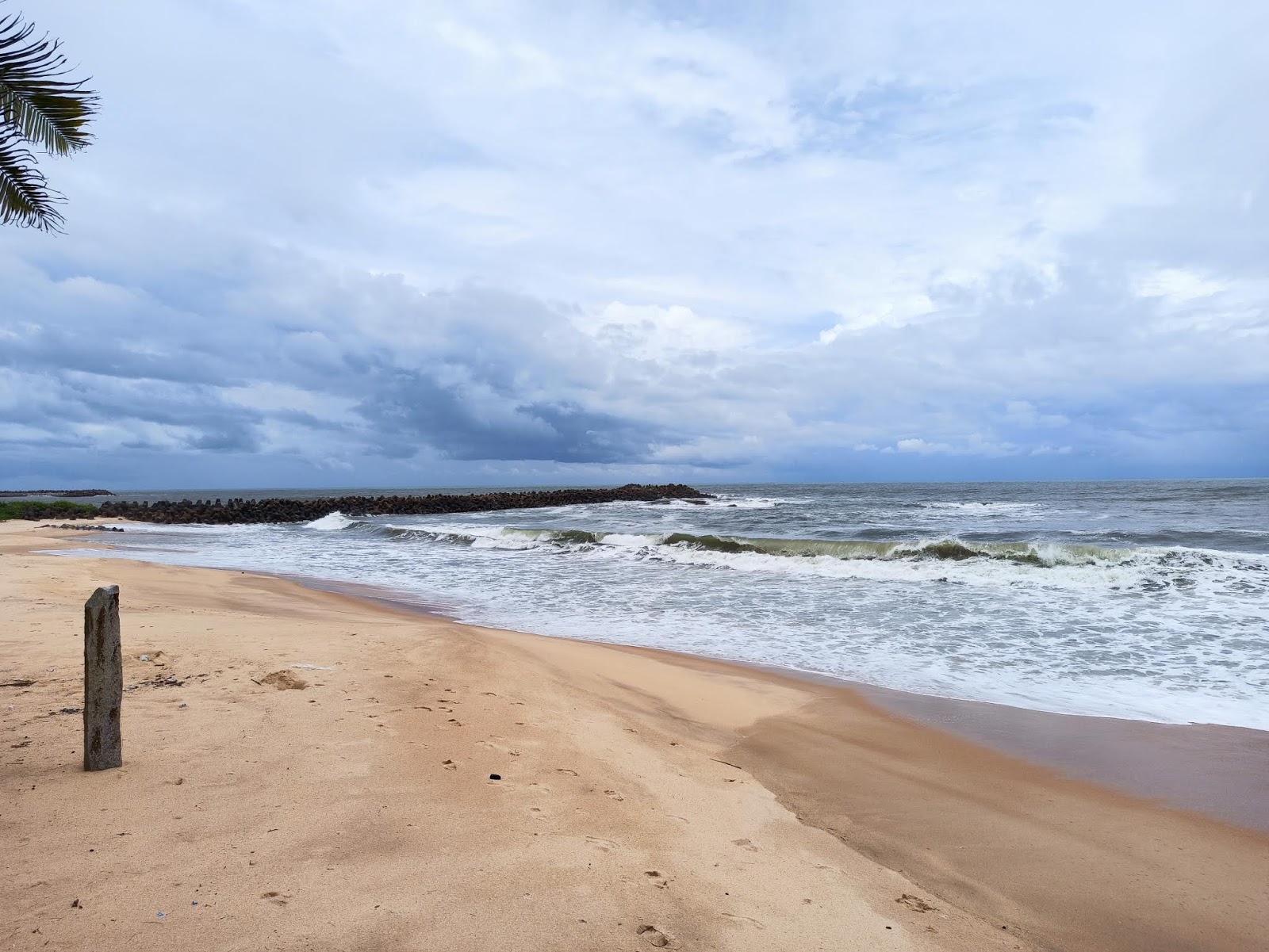 Valokuva Akalabailu beachista. pinnalla turkoosi vesi:n kanssa