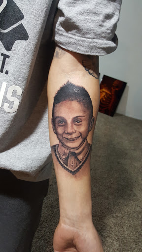 Tattoo Shop «Symbolic Tattoo», reviews and photos, 551 W Douglas Ave, Wichita, KS 67201, USA