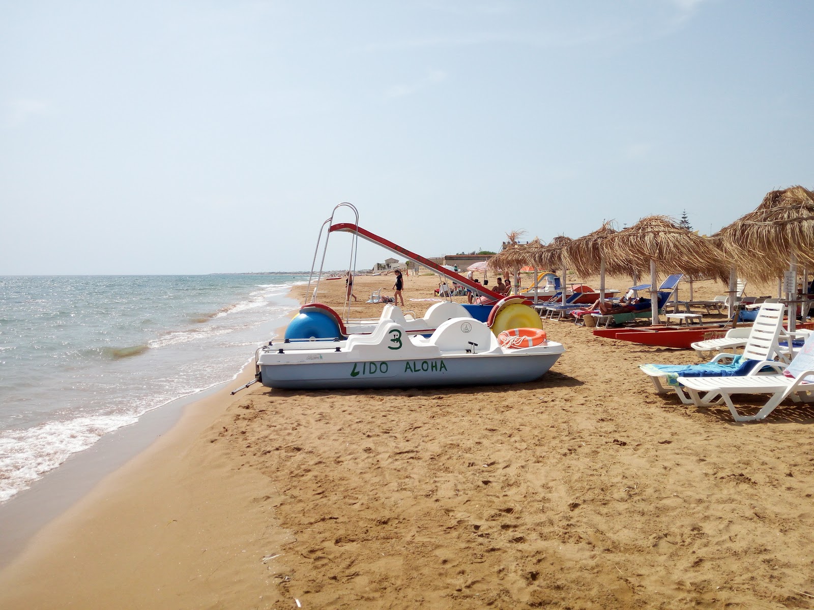 Foto von Triscina beach II und die siedlung