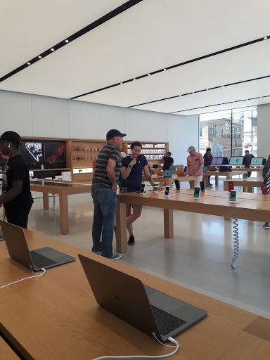 Computer Store «Apple Country Club Plaza», reviews and photos, 227 Nichols Rd, Kansas City, MO 64112, USA